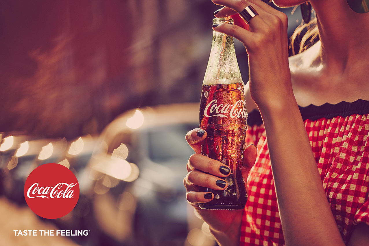 Кока кола. Девушка с Кока колой в руках. Фотосессия Кока кола. Кока кола лето.